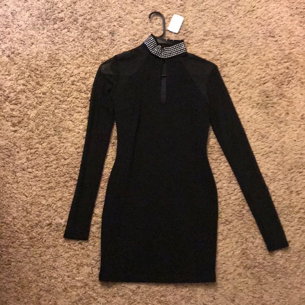 Gorgeous body con black dress!